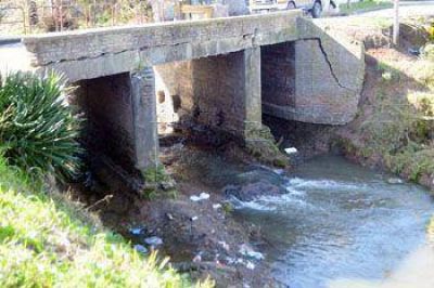 Alarma por el estado del puente de calle Zeballos y el Chu-ch�