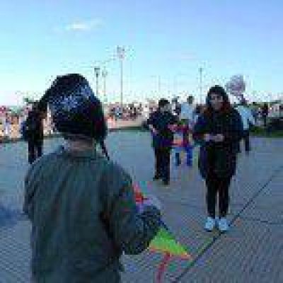 Barriletes colmaron el cielo de la Costanera con un mensaje de amor