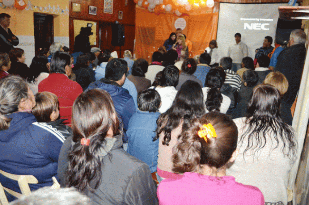Trabaja con pol�ticas de gobierno basadas en el di�logo, la paz y el consenso