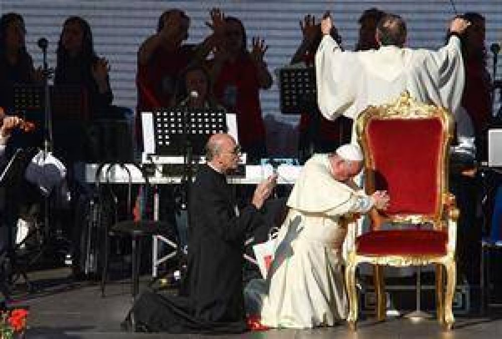 Ovaci�n carism�tica al Papa en un estadio lleno
