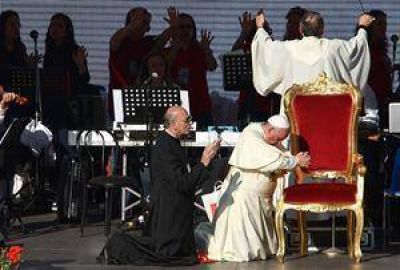 Ovaci�n carism�tica al Papa en un estadio lleno