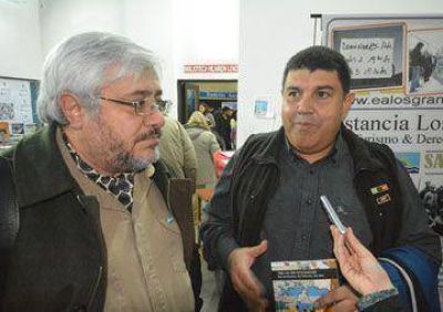 Fern�ndez y Auzoberr�a presentaron su libro