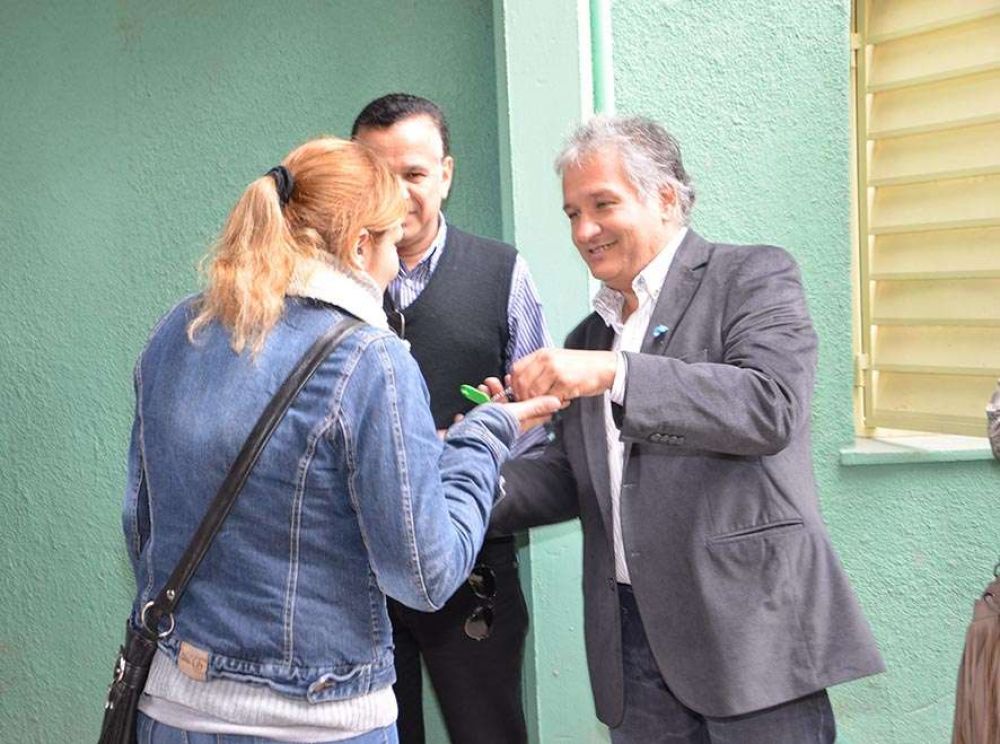 Bosetti entreg llaves a familias beneficiadas en barrio Antrtida III