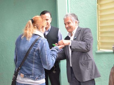 Bosetti entreg� llaves a familias beneficiadas en barrio Ant�rtida III