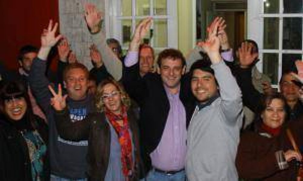 Dominguez gan� la interna radical y revalid� su gesti�n
