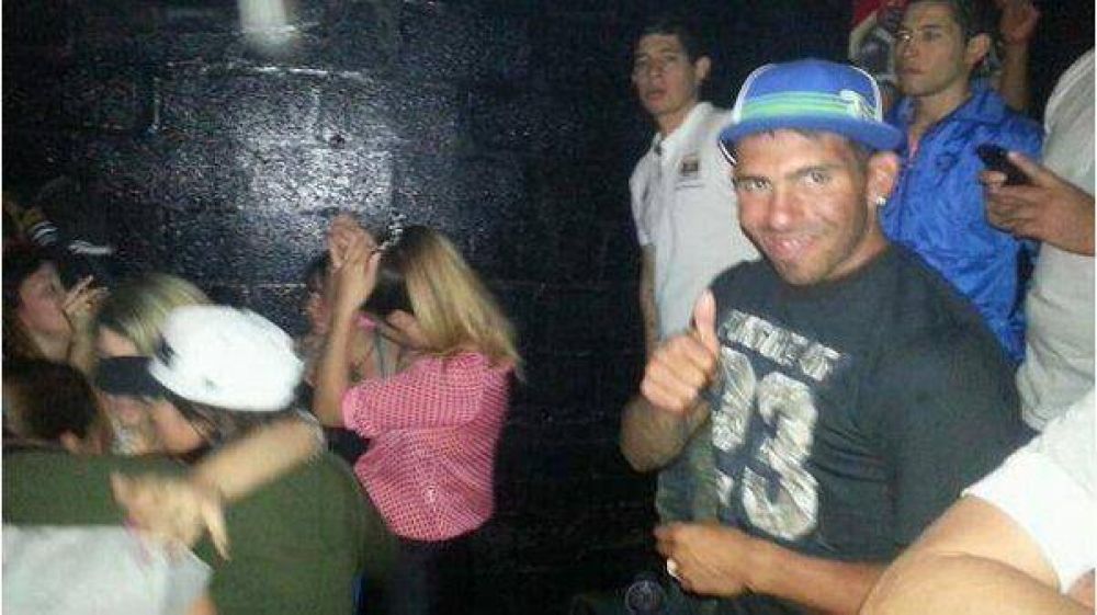 Carlitos Tevez volvi� al pa�s y se divierte con amigos en la noche bonaerense