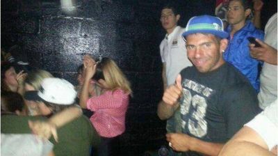 Carlitos Tevez volvi� al pa�s y se divierte con amigos en la noche bonaerense
