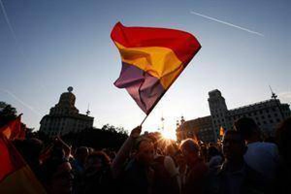 Miles de espaoles marchan para exigir un referendo sobre la monarqua