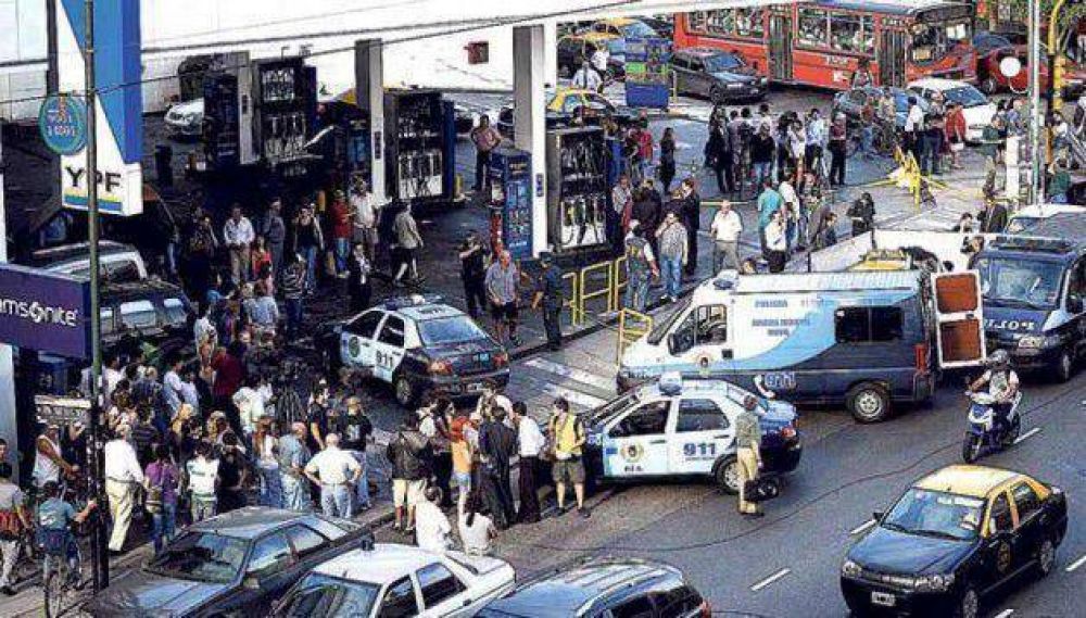 Motochorros asesinaron a un polic�a en plena avenida C�rdoba