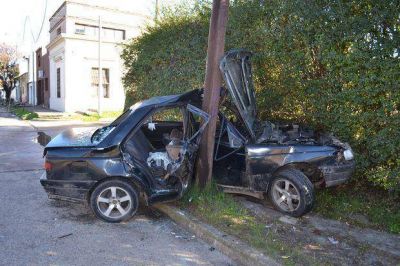 Contin�a con riesgo de vida el joven que choc� contra un poste