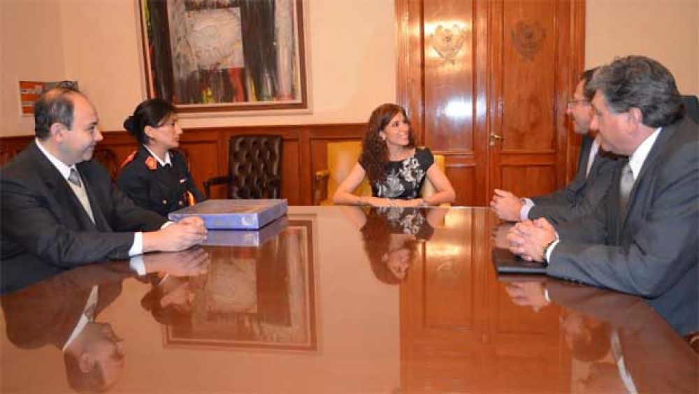 La gobernadora recibi� a Bomberos de La Banda