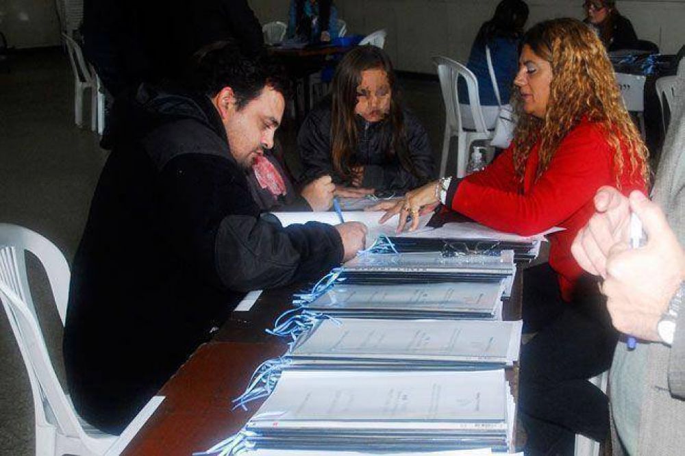 IPAV: adjudicatarios firmaron los contratos en Pico