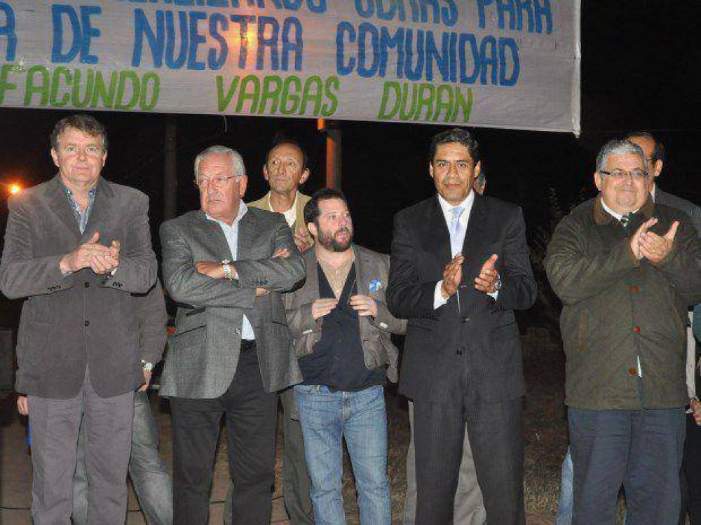 Inauguraron red de luz y agua en loteo de Lozano