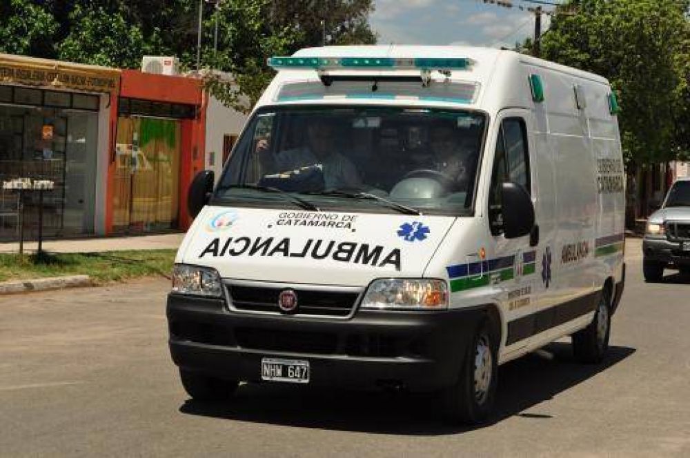 Choc� contra la puerta de un auto y result� lesionado.