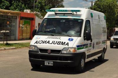 Choc� contra la puerta de un auto y result� lesionado.