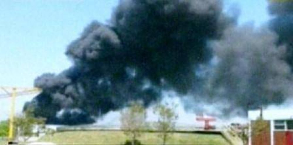 Combaten un incendio en un dep�sito de caucho en Gar�n 