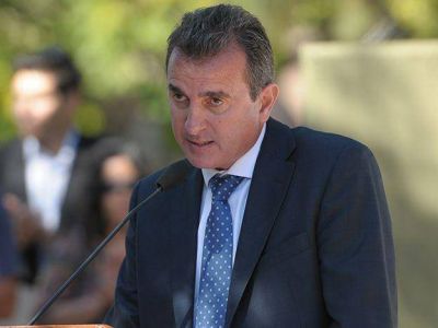 El gobernador de Mendoza defendi� sus viajes al exterior y cruz� duro a un legislador radical