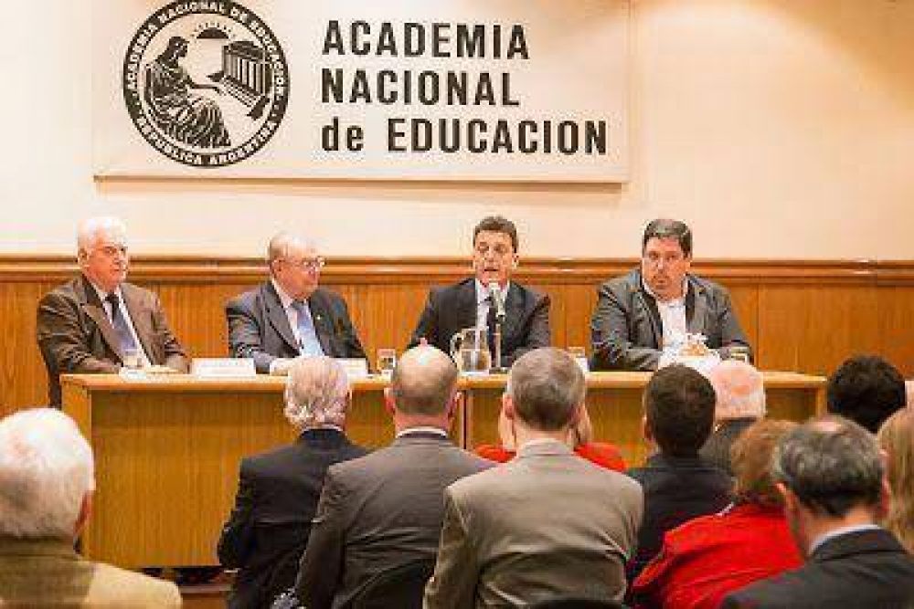 Massa visit� la Academia Nacional de Educaci�n