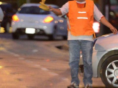 Vuelve al Concejo el debate sobre prohibir a los cuidacoches