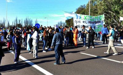 En La Paz no aceptan al nuevo director del hospital y cortan la ruta