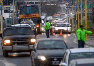 Trabajadores de CIPPA cortan el tr�nsito sobre uno de los puentes entre Neuqu�n y Cipolletti 