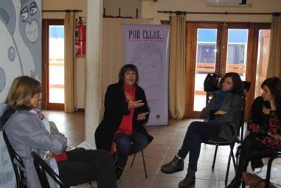 CEIM promovi� una presentaci�n sobre la problem�tica de femicidios: libro de informes de la Asociaci�n Civil La Casa del Encuentro