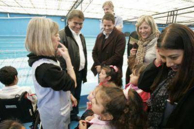 Lanzan programa de nataci�n para escuelas especiales