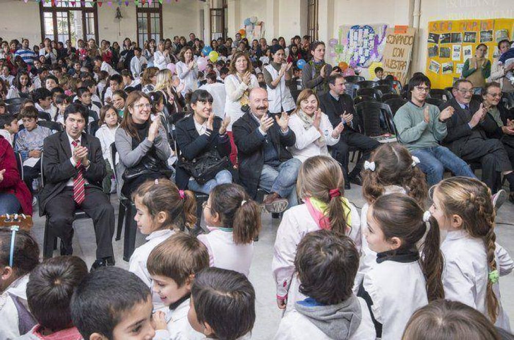 En un emotivo acto la Escuela N� 17 celebr� un nuevo aniversario en su edificio reconstruido