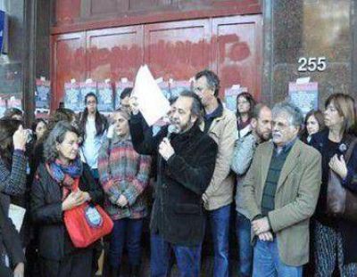Docentes denuncian que llevan tres meses sin cobrar el sueldo