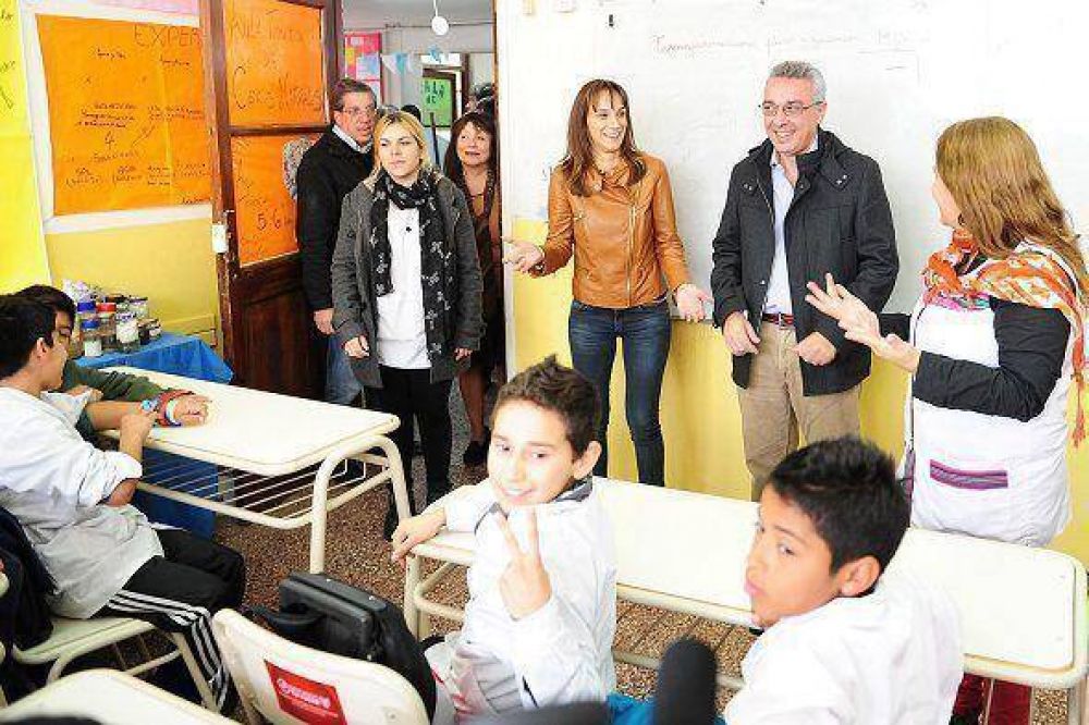 Tigre ya comenz� a renovar el mobiliario de todas las escuelas