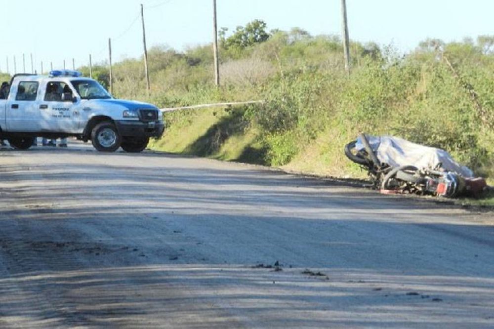 Un muerto por un choque de motos en un camino vecinal