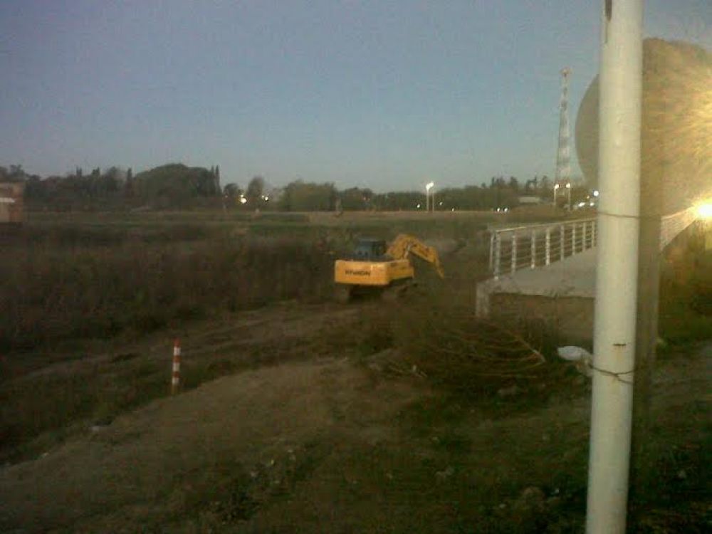 Llegaron las m�quinas y comienzan las obras en el r�o Luj�n
