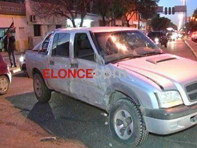 Una camioneta cruz� el sem�foro en rojo y colision� contra un colectivo 