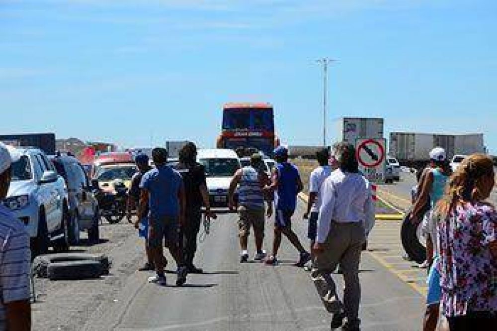 TRABAJADORES DE ALPESCA SE MOVILIZAN A RAWSON