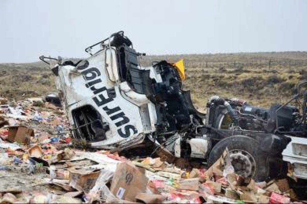 Vuelca en la ruta 3 un cami�n cargado con mercader�a