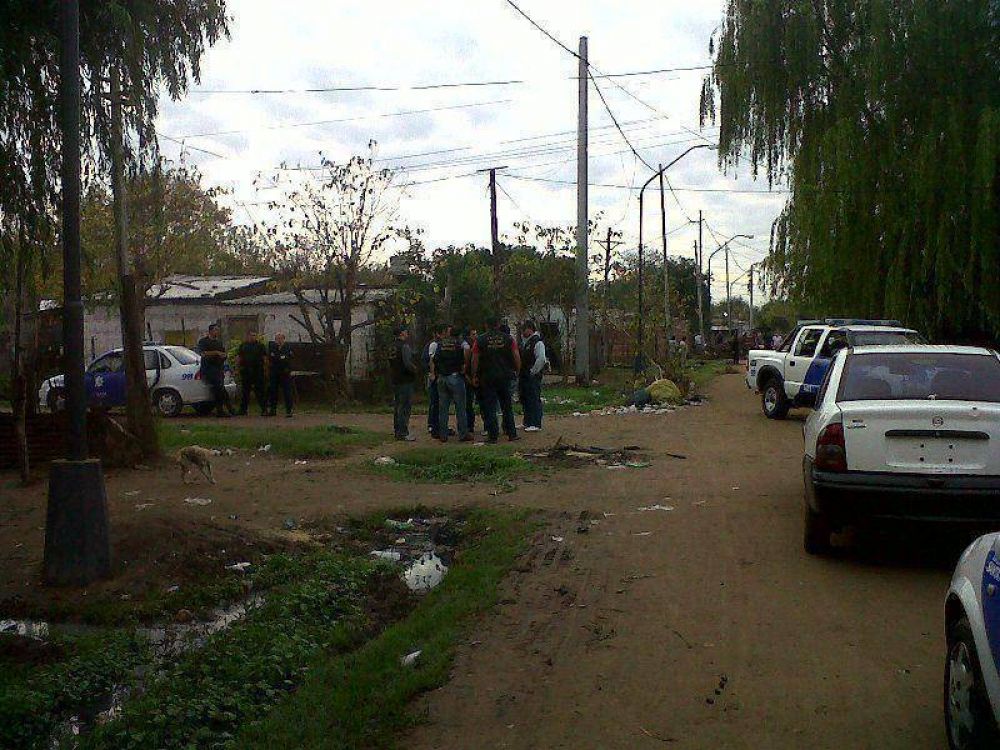 Tras el crimen de Escobar, los narcos se disputan Barrio Chaque�o