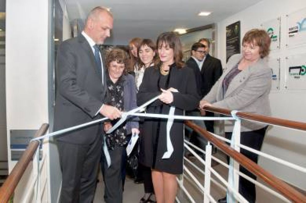 Buzzi inaugur obra de remodelacin de la delegacin de Seros en Capital Federal