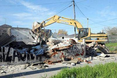 Demolieron una casa abandonada en jurisdicci�n del barrio Jorge Newbery