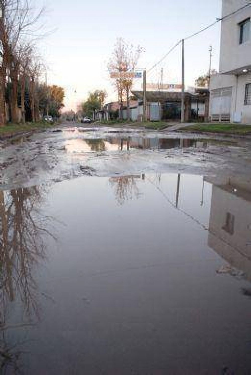 Vecinos denuncian quedar anegados cada vez que llueve
