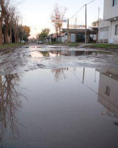 Vecinos denuncian quedar anegados cada vez que llueve