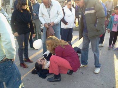 Una mujer y un ni�o accidentados tras chocar con un auto