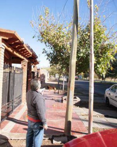 Vecinos ataron un poste para evitar una tragedia