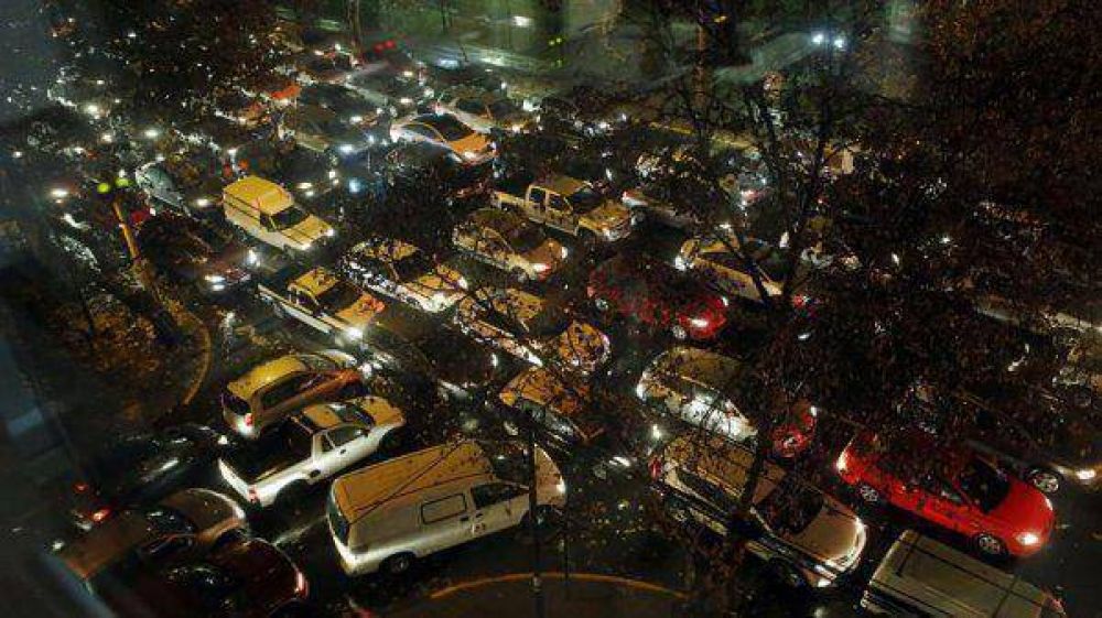 Al menos 8.000 damnificados por un fuerte temporal en Chile