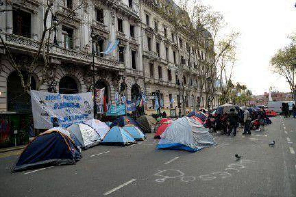 Carpa contra la precarizaci�n laboral en Desarrollo Social