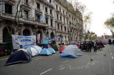 Carpa contra la precarizaci�n laboral en Desarrollo Social