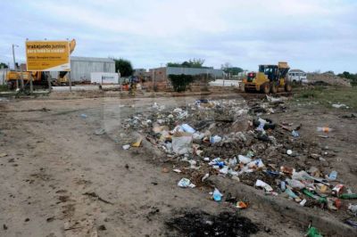 Los Hornos: denuncian que hay basurales a cielo abierto