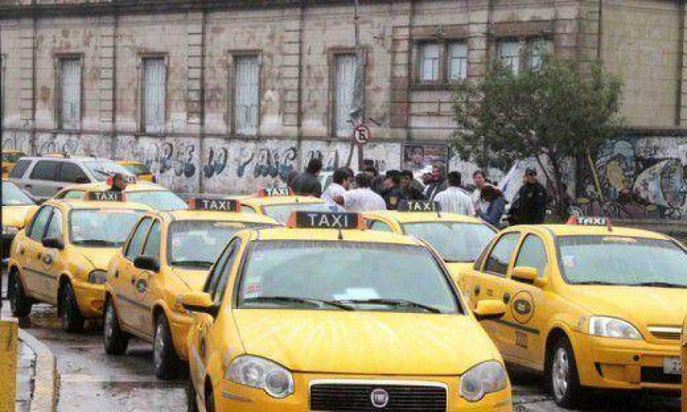 Prometen sorteo de chapas para taxis y eliminar las transferencias