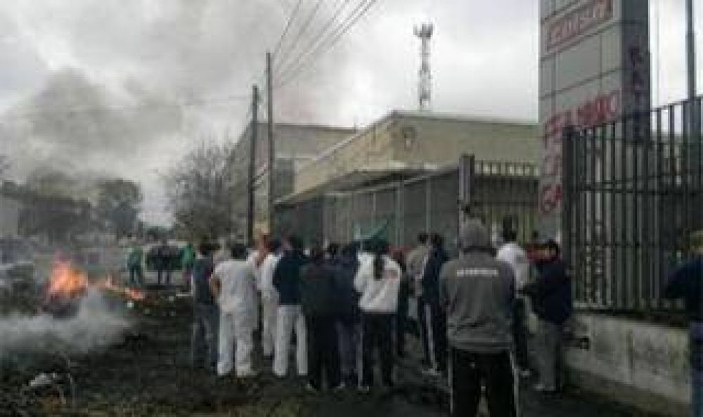 Conflicto en Calsa: Trabajadores acampan desde hace m�s de un mes en Lan�s