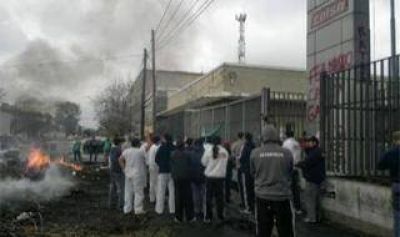 Conflicto en Calsa: Trabajadores acampan desde hace m�s de un mes en Lan�s