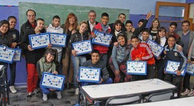 Avellaneda: el intendente Ferraresi entreg� netbooks en la Isla Maciel
